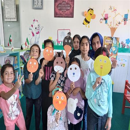 قصه گویی و اجرای نمایش عروسکی با حضور اعضا کتابخانه